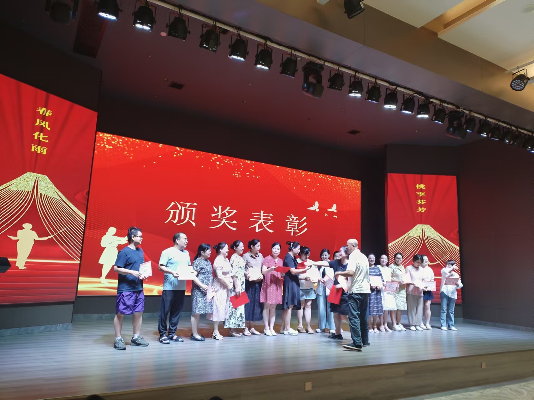 9月10日，曙光学校教师节文艺晚会在时博(中国)溢香园酒店举办